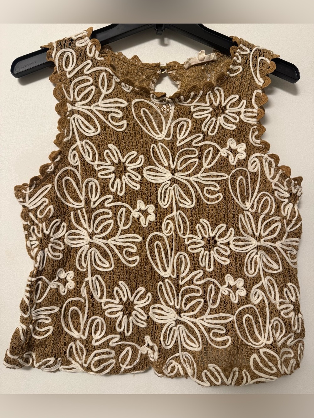 Solitaire tan cream  Floral Crochet sleeveless top size large